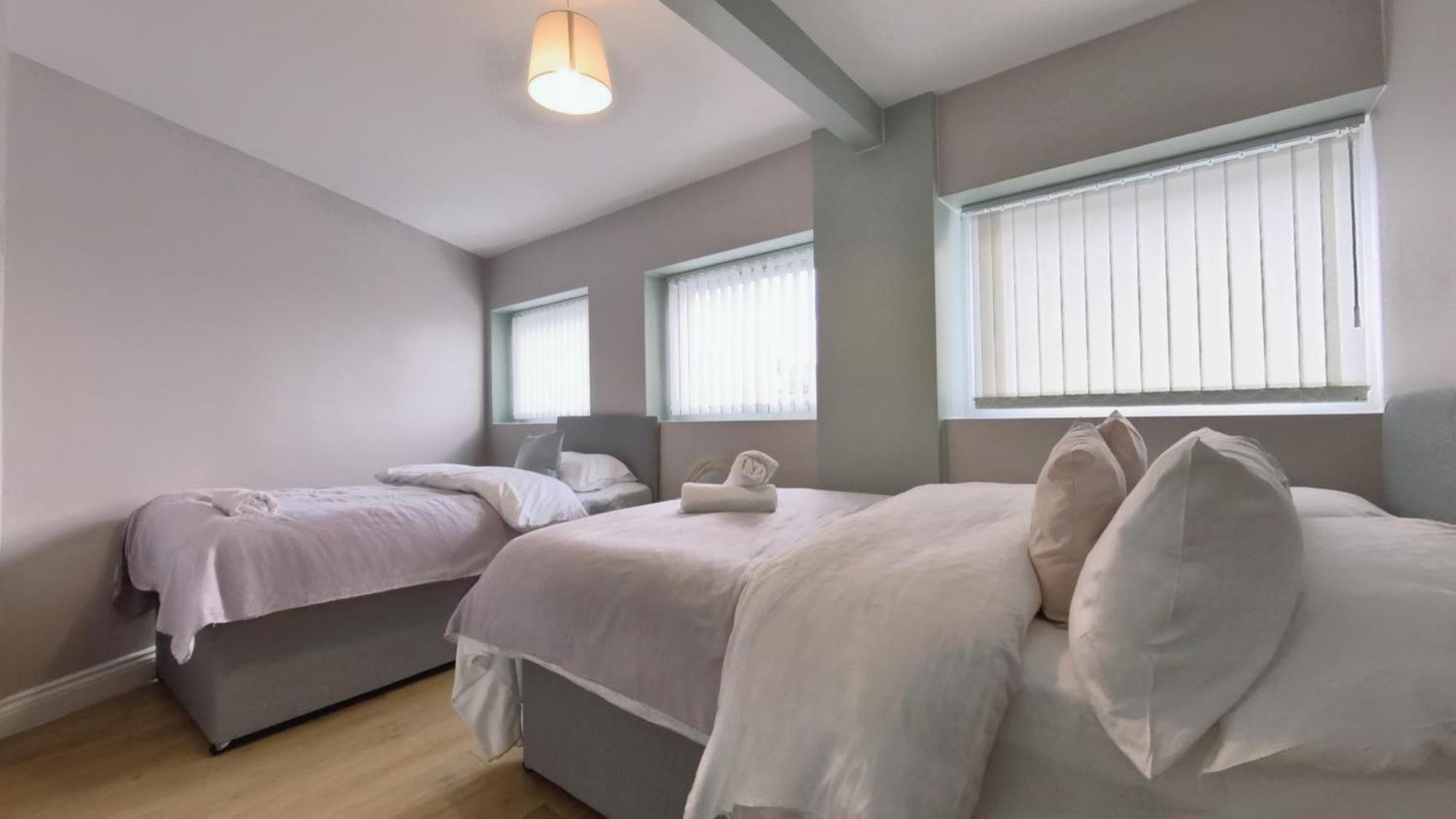 Group Bookings: Up To 30 Guests Across 5 Spacious Flats! Keyless Access Free Wifi & Parking เบอร์มิงแฮม ภายนอก รูปภาพ