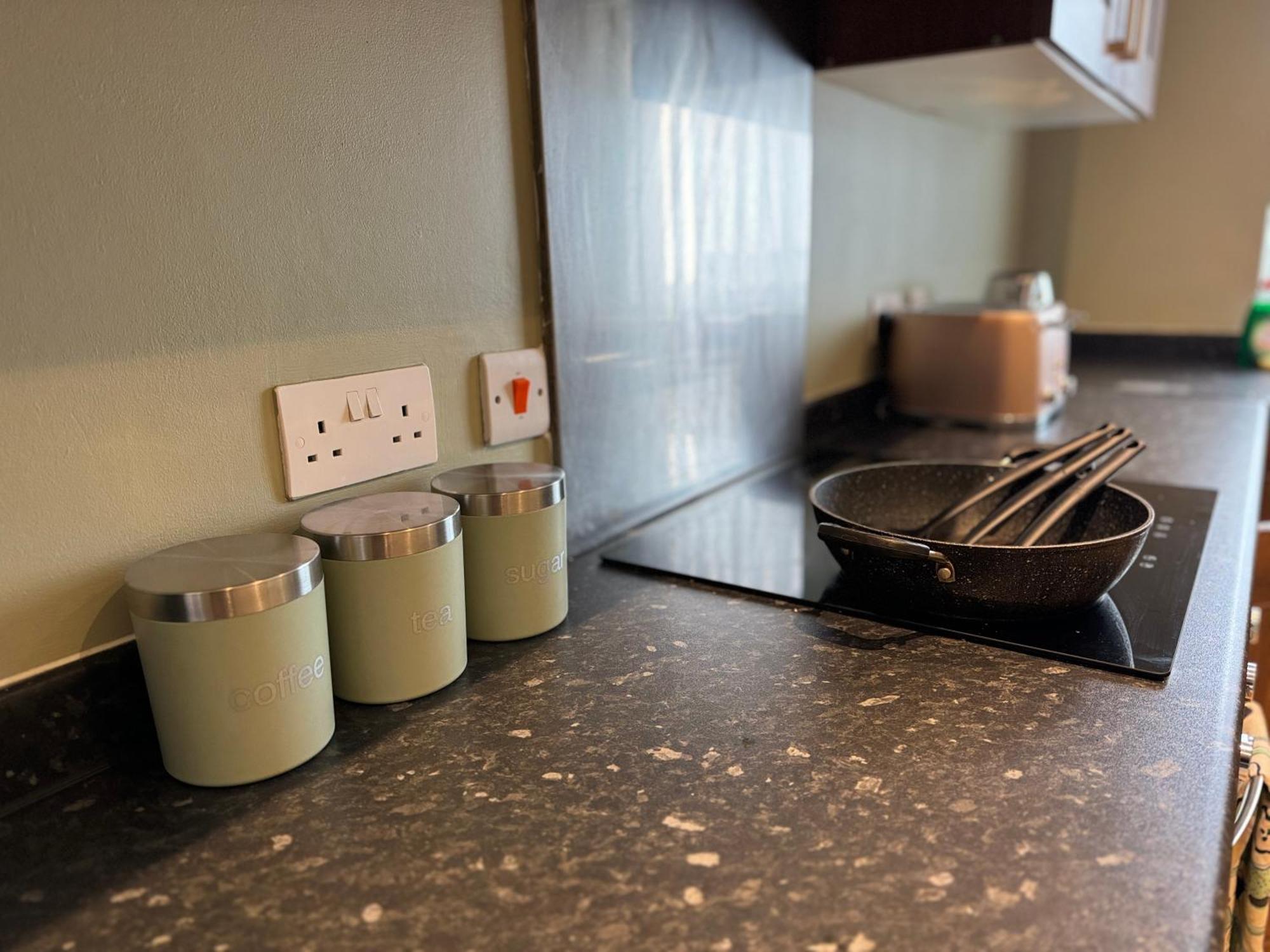 Group Bookings: Up To 30 Guests Across 5 Spacious Flats! Keyless Access Free Wifi & Parking เบอร์มิงแฮม ภายนอก รูปภาพ