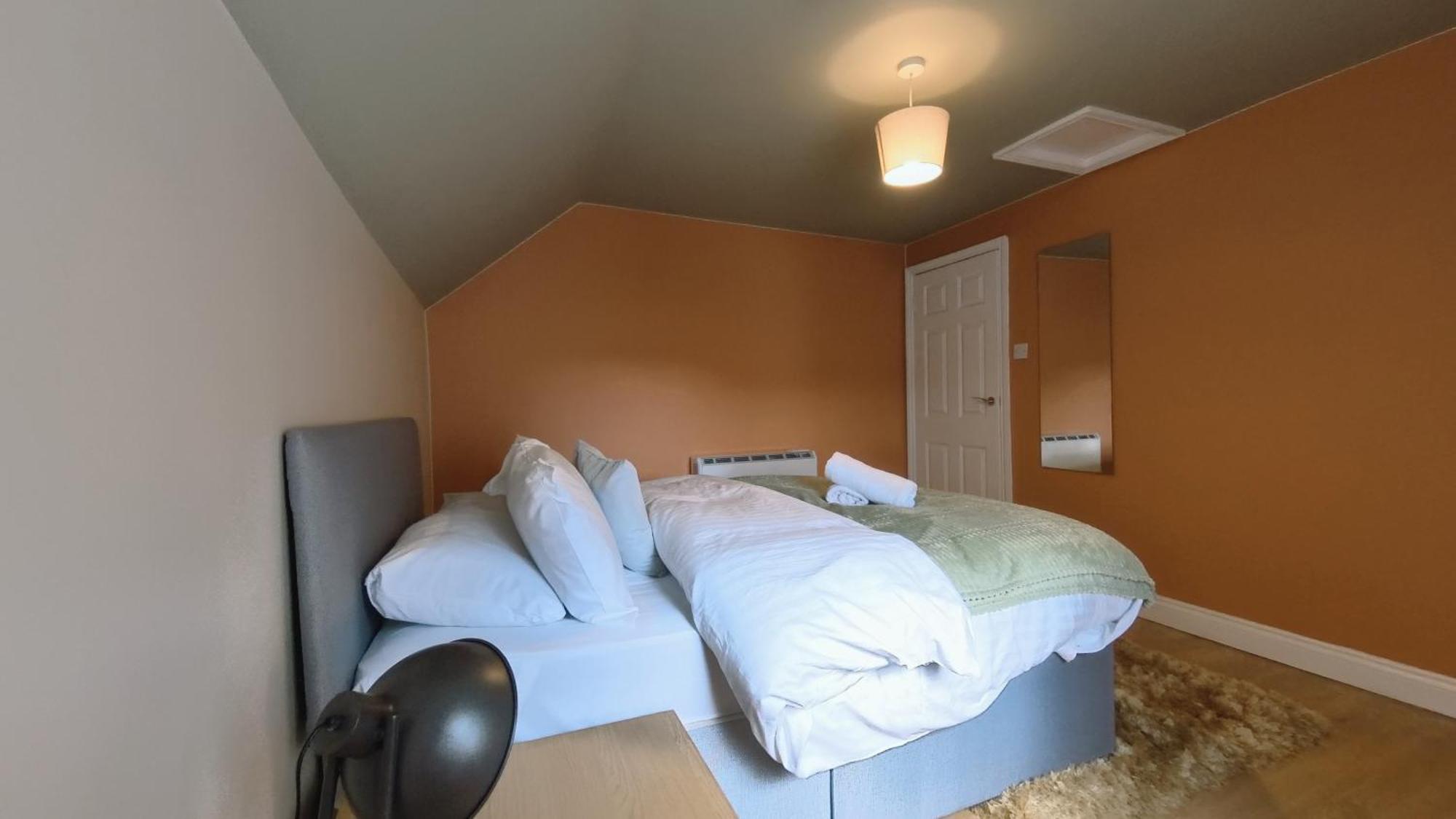 Group Bookings: Up To 30 Guests Across 5 Spacious Flats! Keyless Access Free Wifi & Parking เบอร์มิงแฮม ภายนอก รูปภาพ