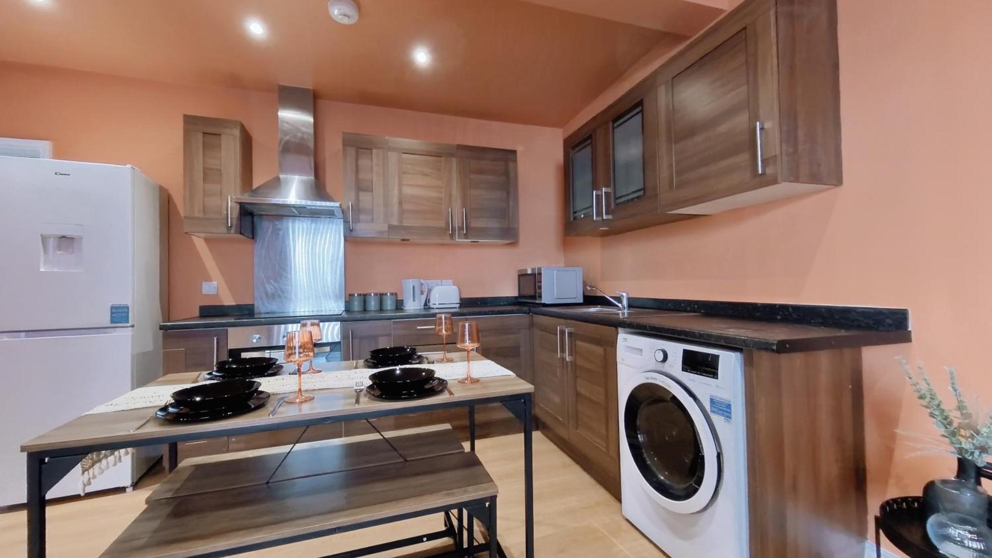 Group Bookings: Up To 30 Guests Across 5 Spacious Flats! Keyless Access Free Wifi & Parking เบอร์มิงแฮม ภายนอก รูปภาพ