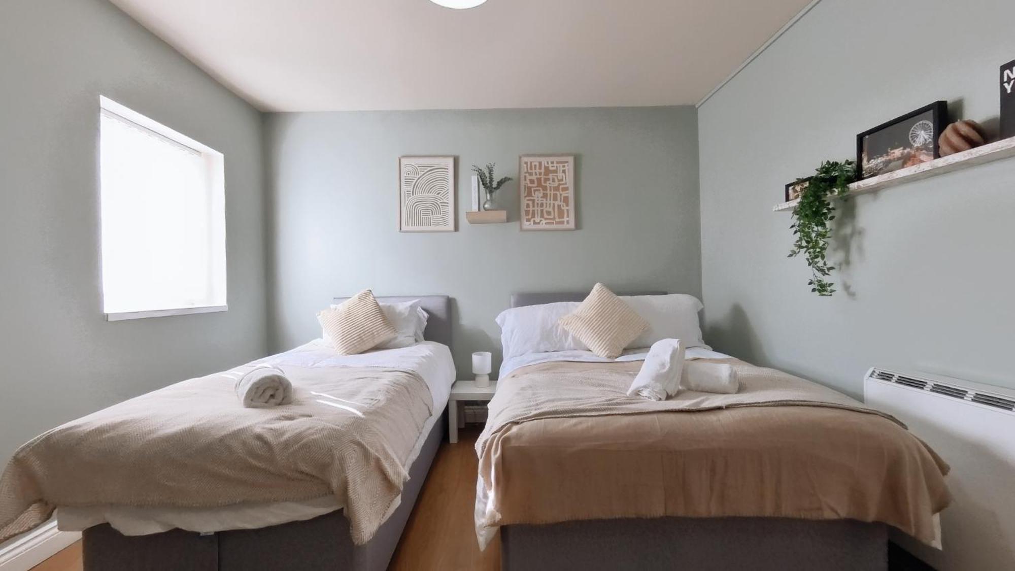 Group Bookings: Up To 30 Guests Across 5 Spacious Flats! Keyless Access Free Wifi & Parking เบอร์มิงแฮม ภายนอก รูปภาพ